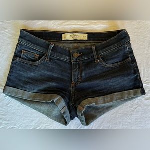 Classic Low Rise Abercrombie & Fitch denim blue shorts in size 25